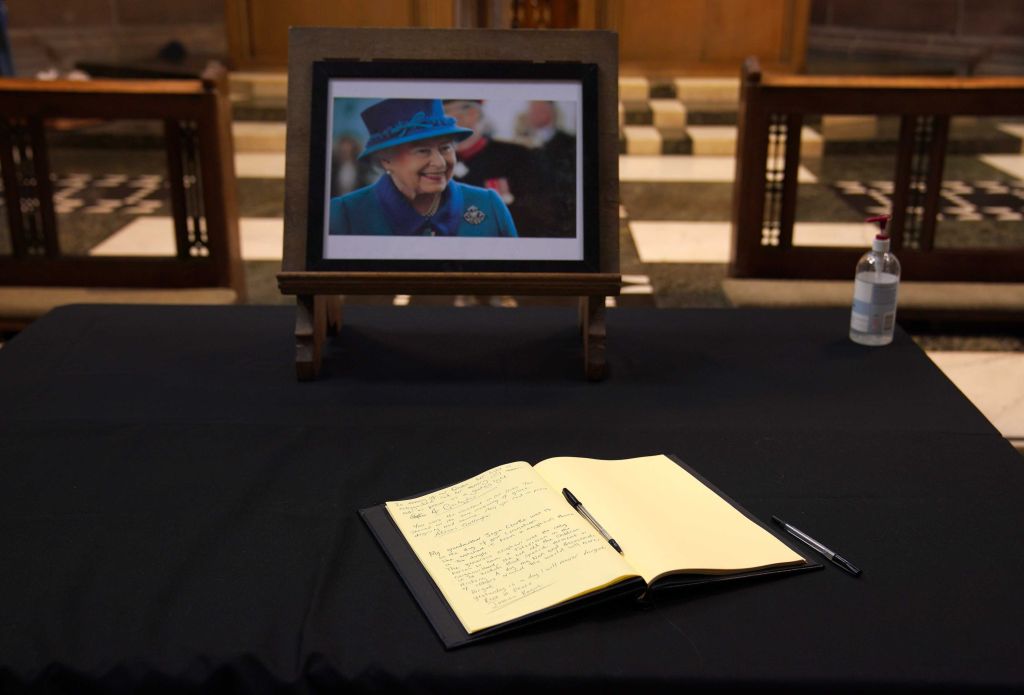 Um livro de condolências na Catedral de Liverpool após a morte da rainha Elizabeth II.