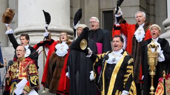 Proclamação aconteceu no Palácio de St. James, em Londres: "Dedico o que me resta da minha vida [à tarefa de rei]", disse o monarca