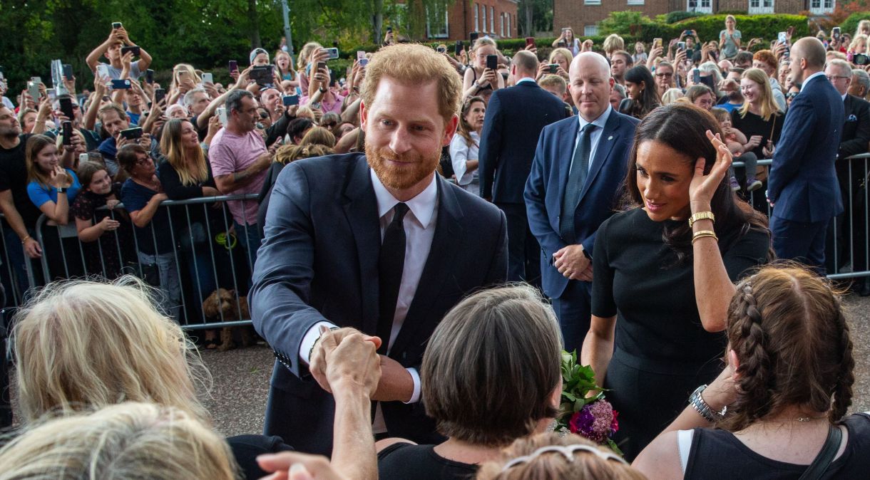 Príncipe Harry cumprimenta súditos em Windsor que homenageavam a rainha Elizabeth II.