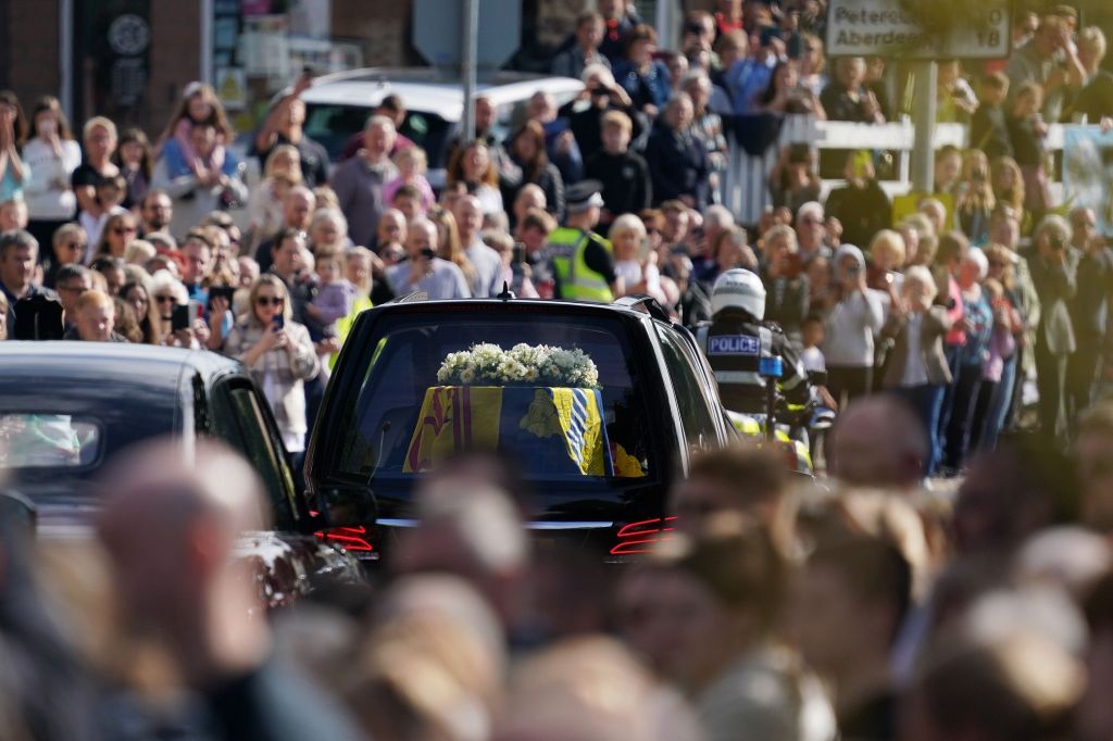 Multidão se aglomera enquanto passa o cortejo com o corpo da rainha Elizabeth II rumo à capital escocesa de Edimburgo, no dia 11 de setembro de 2022.