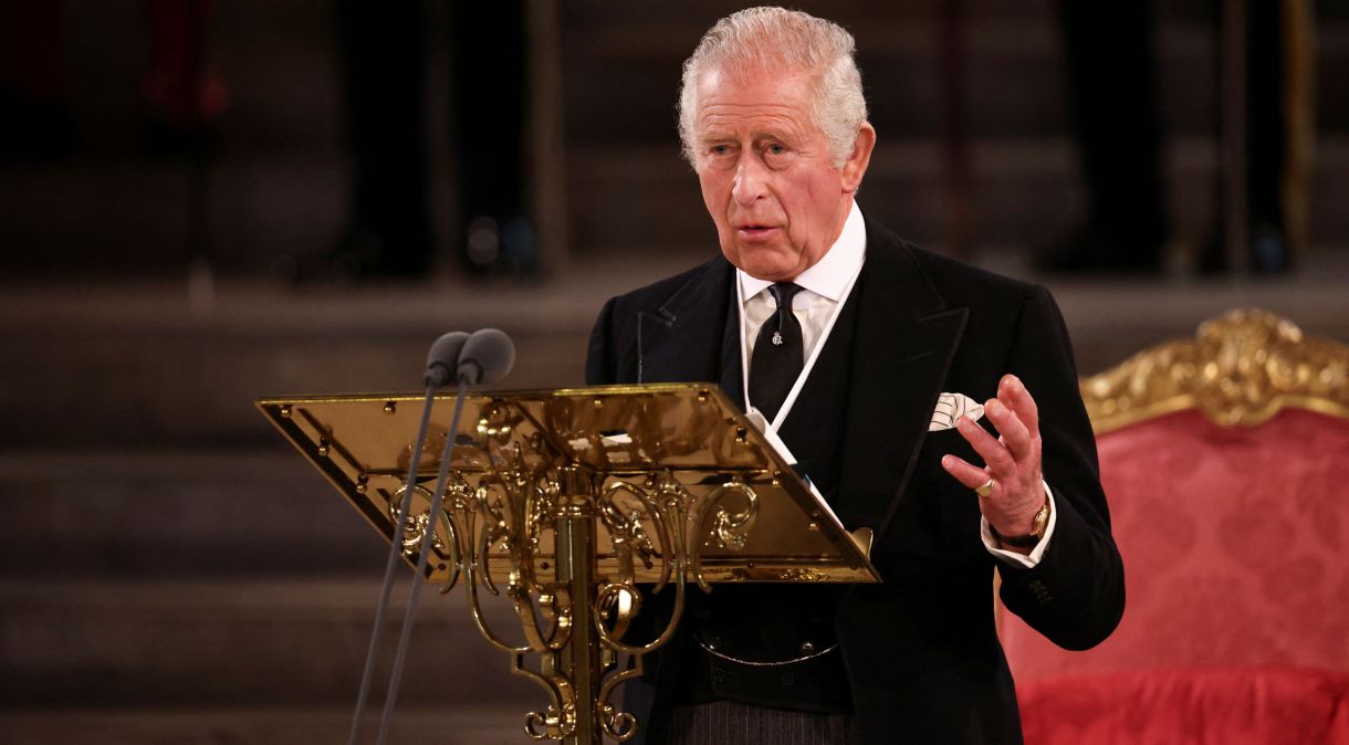 O rei Charles III faz um discurso no Westminster Hall no Parlamento em 12 de setembro de 2022 em Londres, Inglaterra.