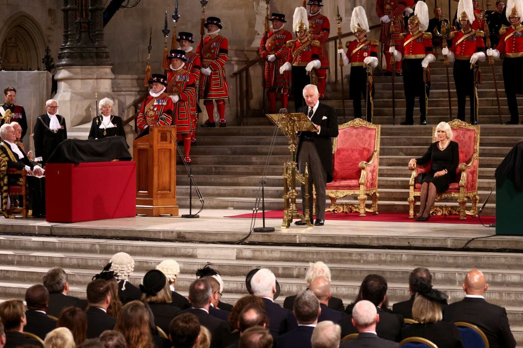 O rei Charles III faz um discurso no Westminster Hall no Parlamento em 12 de setembro de 2022 em Londres, Inglaterra.