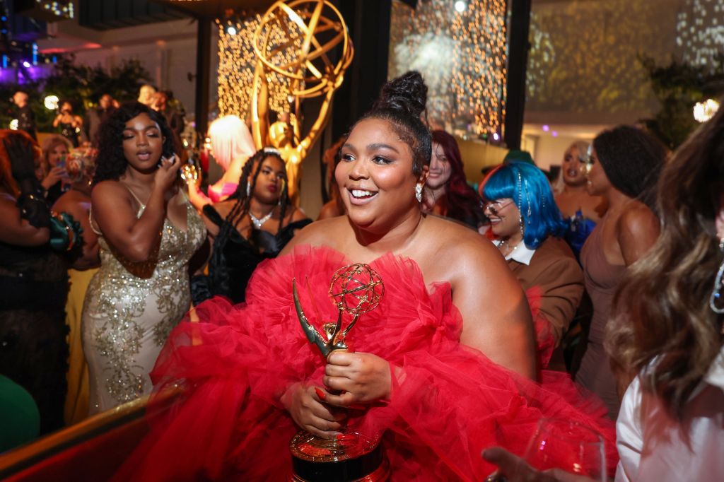 Cantora Lizzo anda pelo Governors Ball, durante o Emmy 2022, após vencer prêmio pela série de competição por "Watch Out for the Big Grrrls".