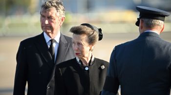 Unica filha da rainha, ela curvou-se quando o caixão com o corpo de sua mãe passou pelo portão do Palácio de Holyroodhouse, em Edimburgo