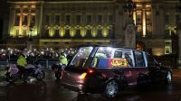 Caixão da rainha Elizabeth II chega ao Palácio de Buckingham, em Londres