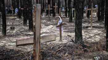 Centro de Comunicações Estratégicas da Ucrânia informou que os cadáveres enterrados entre as 440 sepulturas não identificadas no maior cemitério encontrado na cidade eram “principalmente civis”