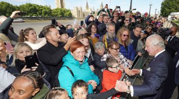 Membros da realeza fizeram uma caminhada surpresa neste sábado (17) para cumprimentar aqueles que esperavam para o velório aberto de Elizabeth II