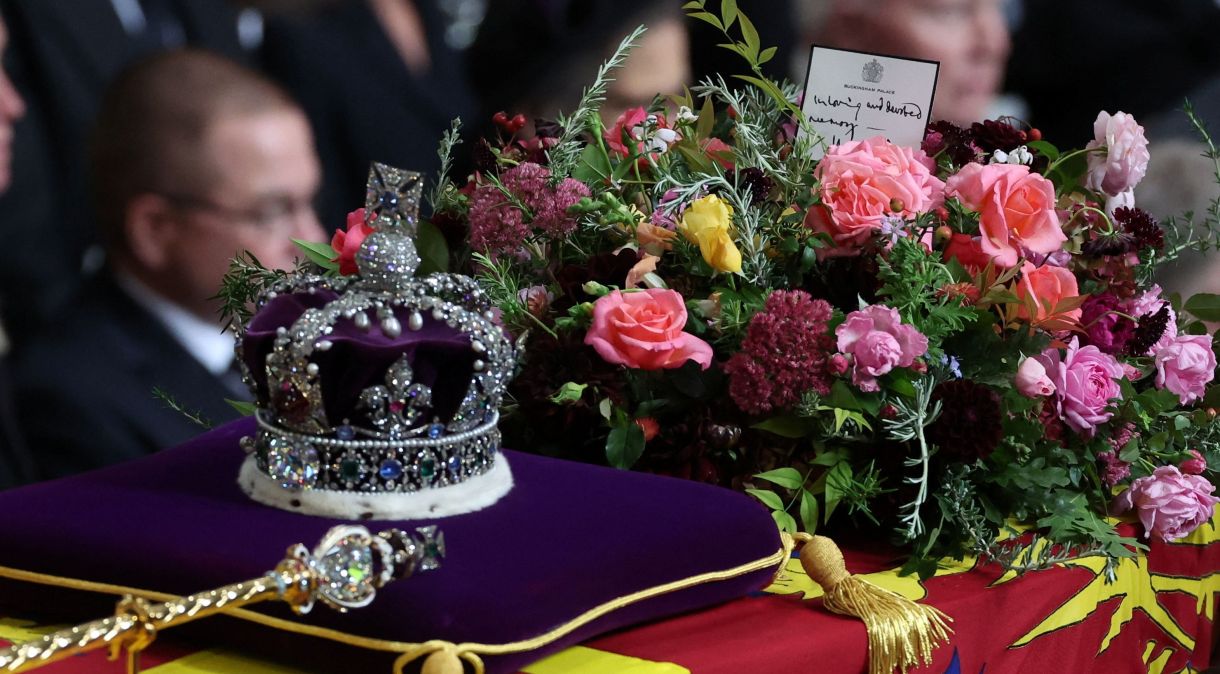 O caixão da Rainha Elizabeth II é levado para a Abadia de Westminster durante o Funeral de Estado em 19 de setembro de 2022 em Londres, Inglaterra