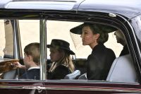 Kate, Meghan e princesa Charlotte usam joias em homenagem à rainha