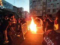 Manifestantes ateiam fogo em delegacia de polícia durante protestos no Irã