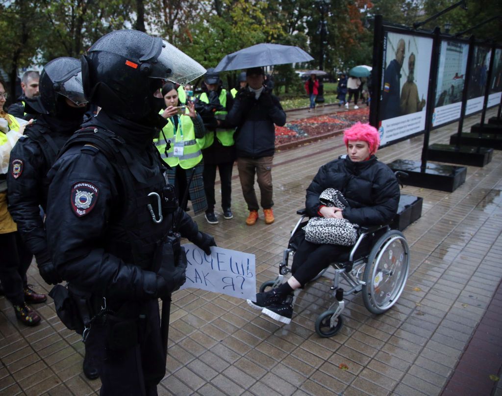 Cadeirante russa durante protesto contra a mobilização parcial convocada por Putin 