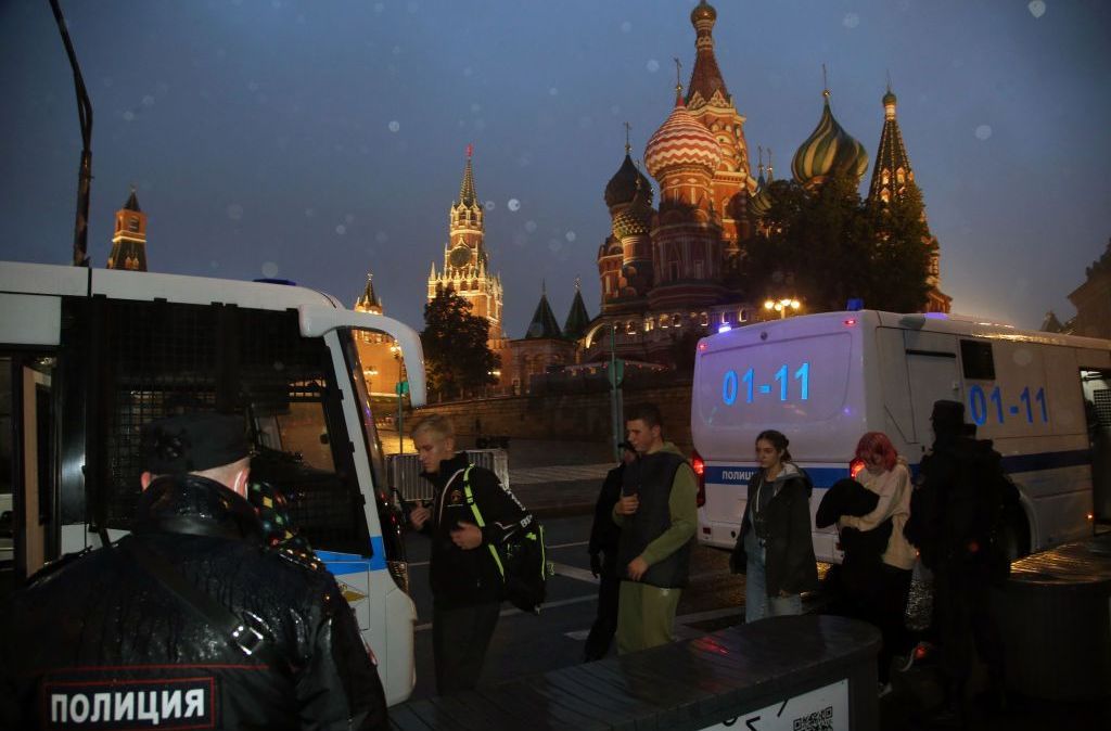 Polícia prende manifestantes na Praça Vermelha, em Moscou, na Rússia