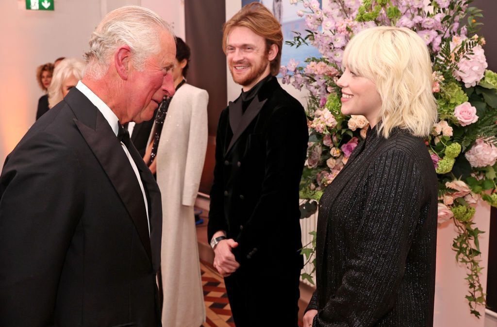 O então príncipe Charles (à esquerda) conhece Billie Eilish (à direita) e Finneas em 28 de setembro de 2021, em Londres, Inglaterra.