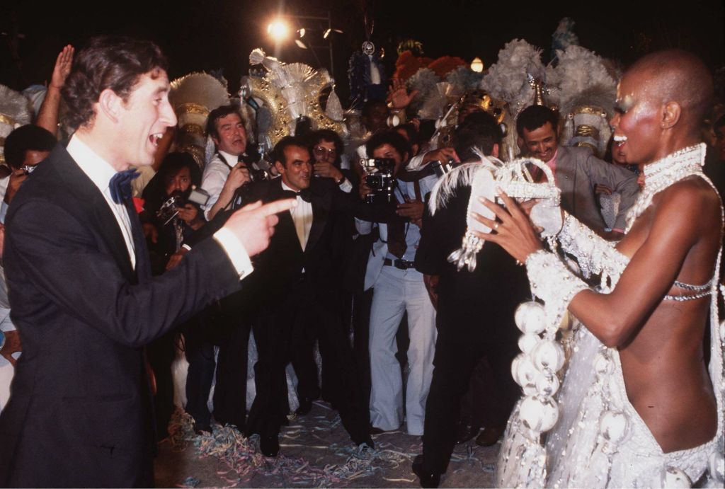 O então príncipe Charles dança com a destaque da Beija-Flor, Pinah Ayoub, no Rio de Janeiro, em 1978.