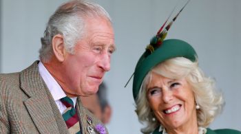 Rei britânico fez o primeiro pronunciamento à nação nesta sexta-feira (9), no qual elogiou Camilla e William e expressou "amor a Harry e Meghan"