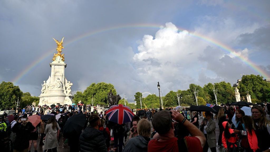 Um arco-íris enche o céu do lado de fora do Palácio de Buckingham em 08 de setembro de 2022 em Londres, Inglaterra, pouco antes do anúncio da morte da rainha Elizabeth II