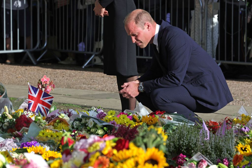 Príncipe William observa homenagens feitas para rainha Elizabeth II neste sábado (10).