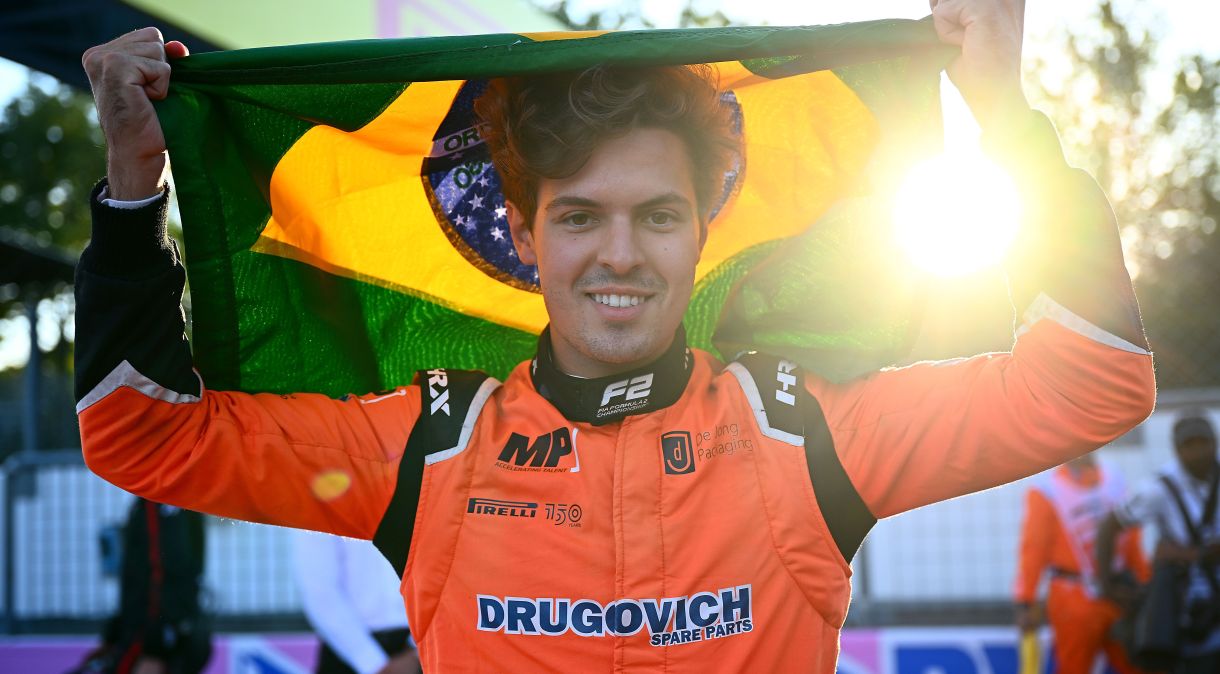 O piloto brasileiro Felipe Drugovich após vencer o Campeonato da Fórmula 2, em 10 de setembro de 2022.