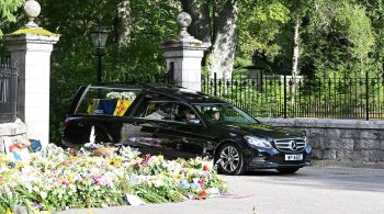 Caixão carregando corpo da monarca britânica fará jornada de cerca de seis horas passando pelas cidades de Aberdeen, Dundee e Perth, antes de chegar a Edimburgo