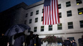 bandeira dos Estados Unidos foi estendida na fachada do prédio, enquanto um policial do Pentágono cantava o hino nacional sob uma chuva torrencial e gaitas de foles tocavam 'Amazing Grace'