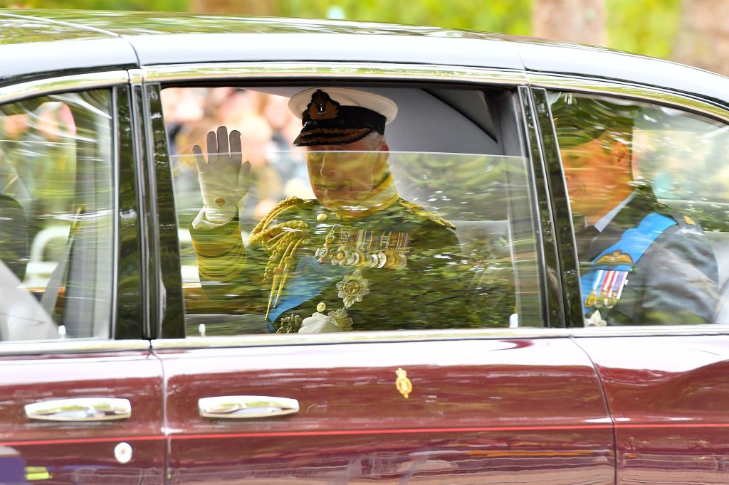 Rei Charles III acena para simpatizantes a caminho do Westminster Hall.