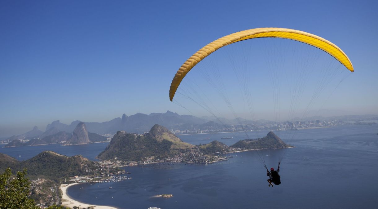Imagem ilustrativa: paraquedista no Rio de Janeiro
