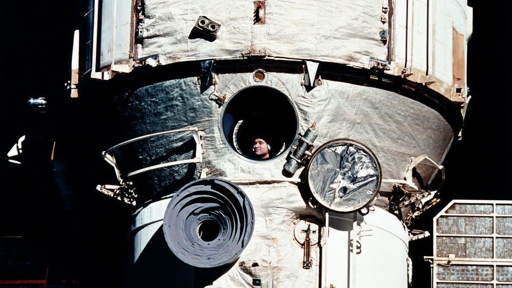 O cosmonauta Valery Polyakov aparece em uma janela da estação espacial russa Mir durante o encontro STS-63 com o ônibus espacial americano Discovery, em Fevereiro de 1995