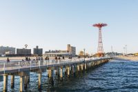 Três crianças são encontradas mortas na praia de Coney Island, em Nova York