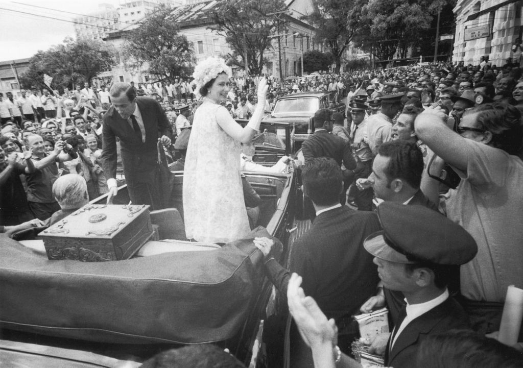 Rainha Elizabeth II, em sua única visita ao Brasil, acenando aos moradores de Salvador, em 1968.