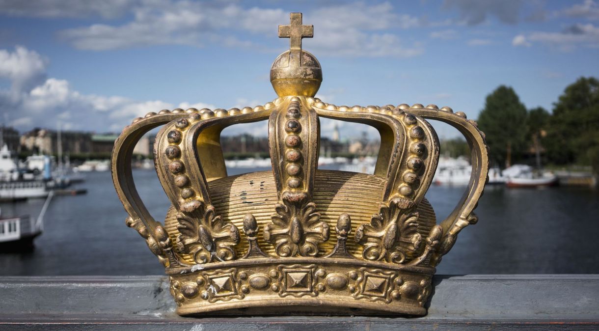 Coroa de ouro na ponte Skeppsholm, Estocolmo, Suécia