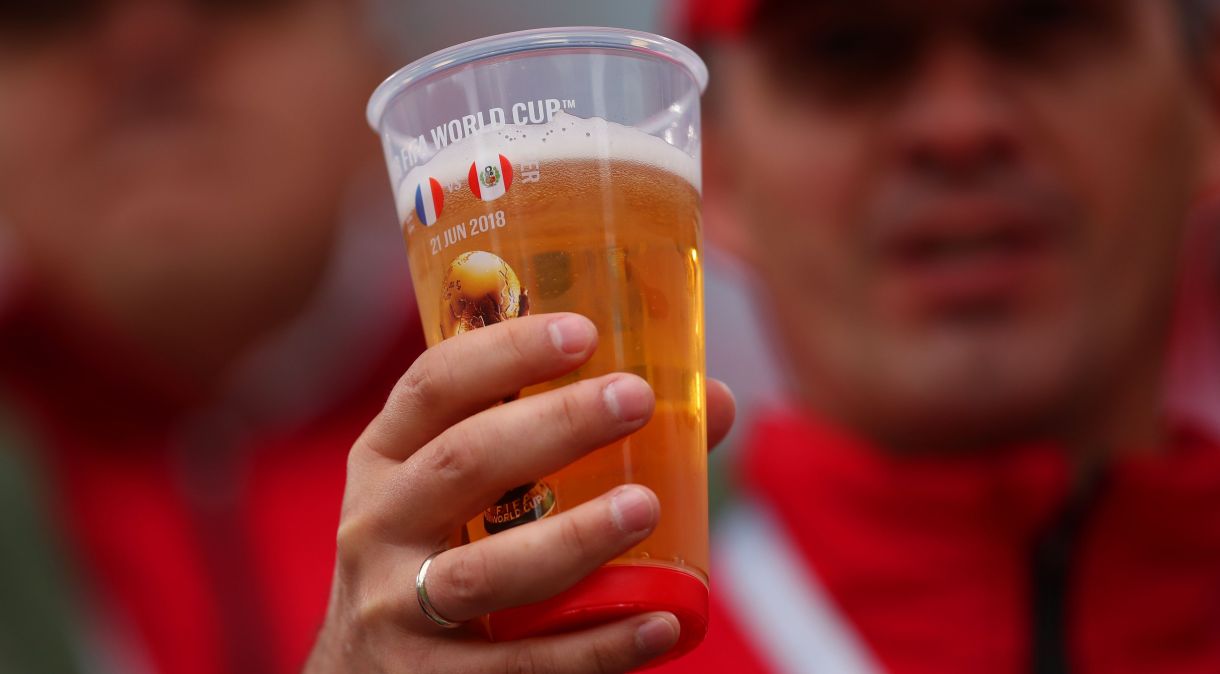 Torcedor com um copo de cerveja na mão durante partida da Copa do Mundo de 2018, disputada na Rússia