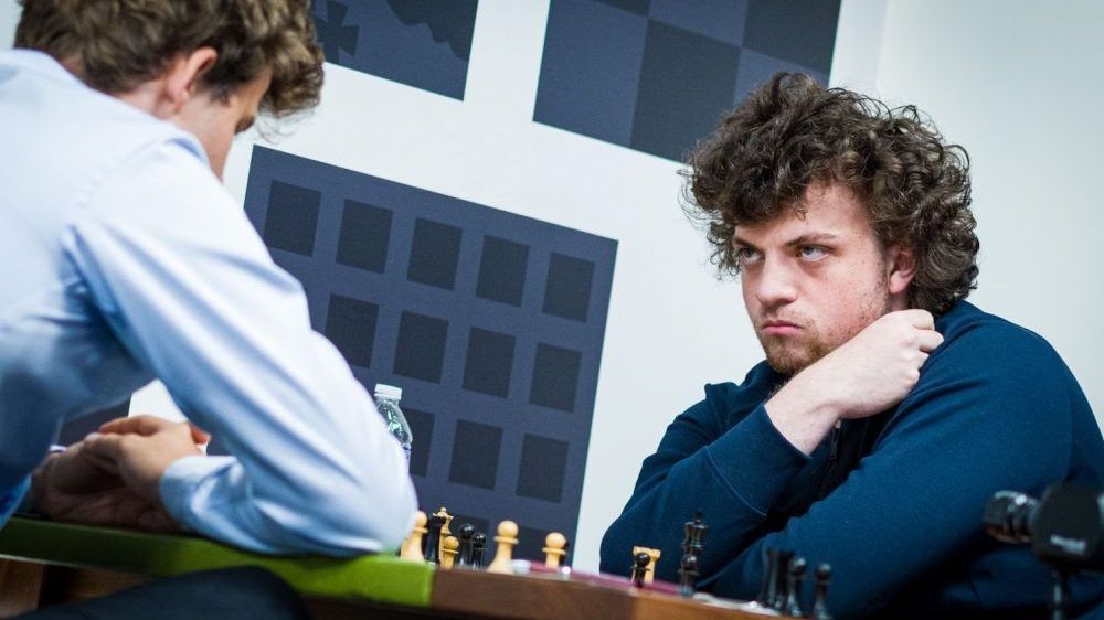 Hans Niemann enfrenta Magnus Carlsen