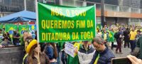 Manifestantes exibem cartazes contra STF em atos pró-Bolsonaro