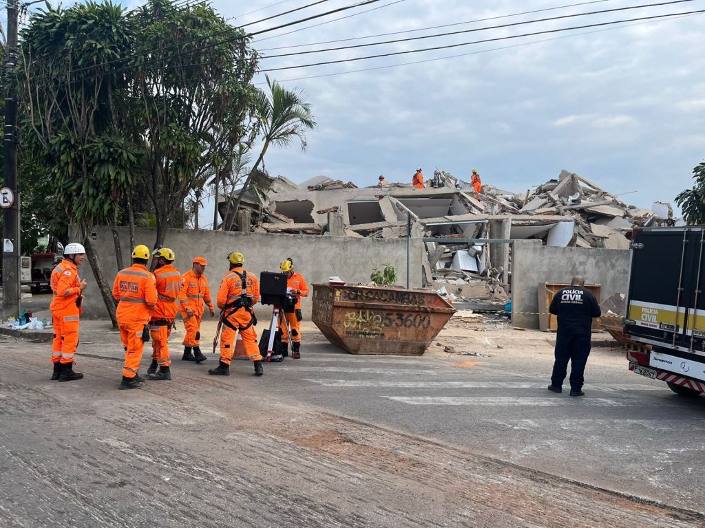 Prédio de cinco andares desaba em Belo Horizonte e deixa ao menos um morto