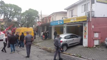 Grupo fortemente armado invadiu unidade de reforço após assaltar uma casa na zona sul da capital paulista; três homens foram presos e um está foragido