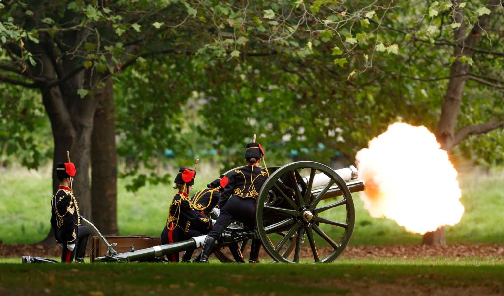 A Royal Gun Salute Tiros de canhão são disparados na chegada do cortejo da rainha Elizabeth II.