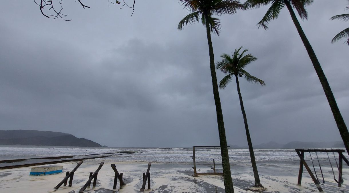 Ação de uma frente fria promove condições para bastante chuva no litoral paulista