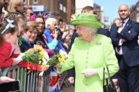 O dia em que dois turistas americanos fizeram a rainha Elizabeth II de fotógrafa