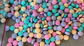 Produto em cores vivas pode ser usado na forma de pílulas ou pó que contêm fentanil ilícito, um poderoso opioide sintético, que pode ser viciante e potencialmente mortal