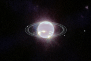 A câmera Near-Infrared Camera (NIRCam) do Webb cria objetos na faixa do infravermelho próximo de 0,6 a 5 mícrons, de modo que o Netuno não pareça azul para o telescópio