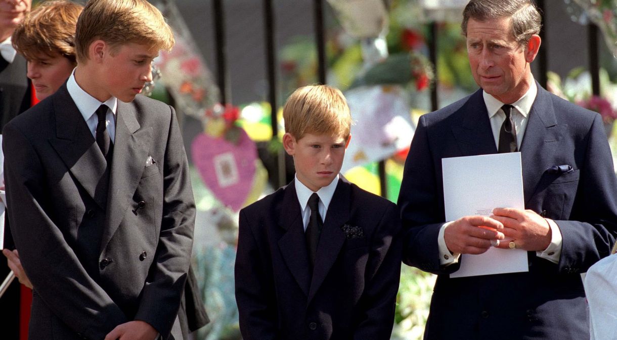 Charles com o príncipe William e o príncipe Harry fora da Abadia de Westminster no funeral de Diana, a princesa de Gales em 6 de setembro de 1997