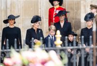 Kate, Meghan e princesa Charlotte usam joias em homenagem à rainha