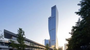 Dance Of Light, projetada pelo escritório de arquitetura Aedas e concluída este ano, tem 180 metros de altura