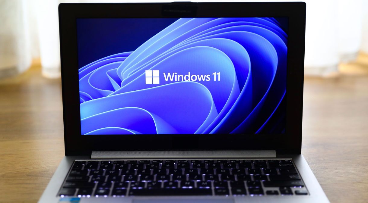 Logotipo do sistema operacional Windows 11 é exibido na tela do laptop para ilustração de foto