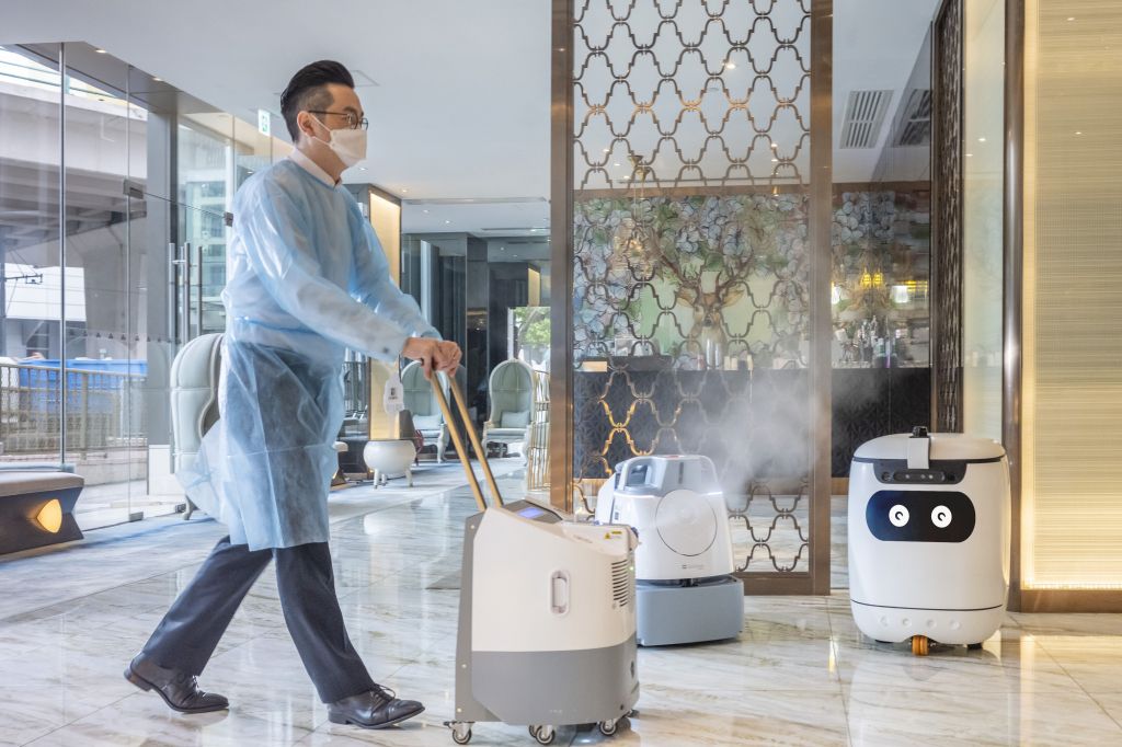 Robôs também são usados para auxiliar nos serviços de limpeza em um hotel de Hong Kong