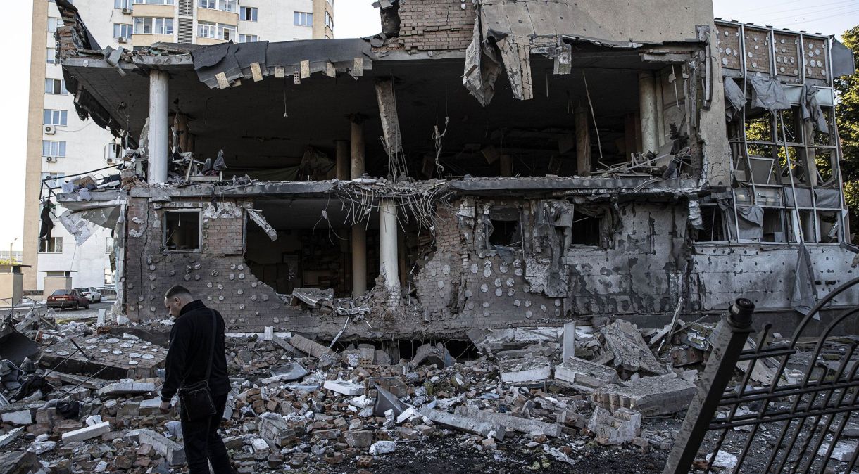 Homem é visto em frente aos escombros de um prédio atingido por um ataque de mísseis russos na cidade ucraniana de Kharkiv, em 07 de setembro de 2022.