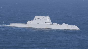 USS Zumwalt é o primeiro de uma classe de três destroieres de mísseis guiados multimissão que a marinha dos EUA diz que “criará um novo nível de complexidade do espaço de batalha para potenciais adversários”