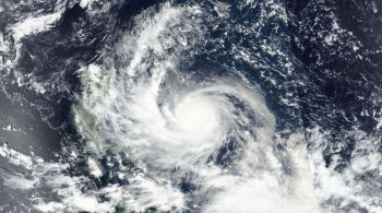 Olho da tempestade, conhecida localmente nas Filipinas como Super Tufão Karding, estava chegando às Ilhas Polillo às 17h locais