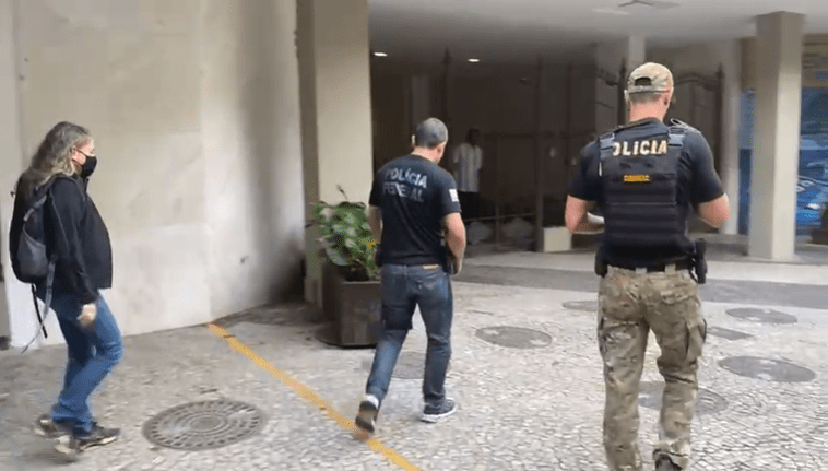Policiais federais cumprem mandado de busca e apreensão no Rio de Janeiro nesta quarta-feira (14).