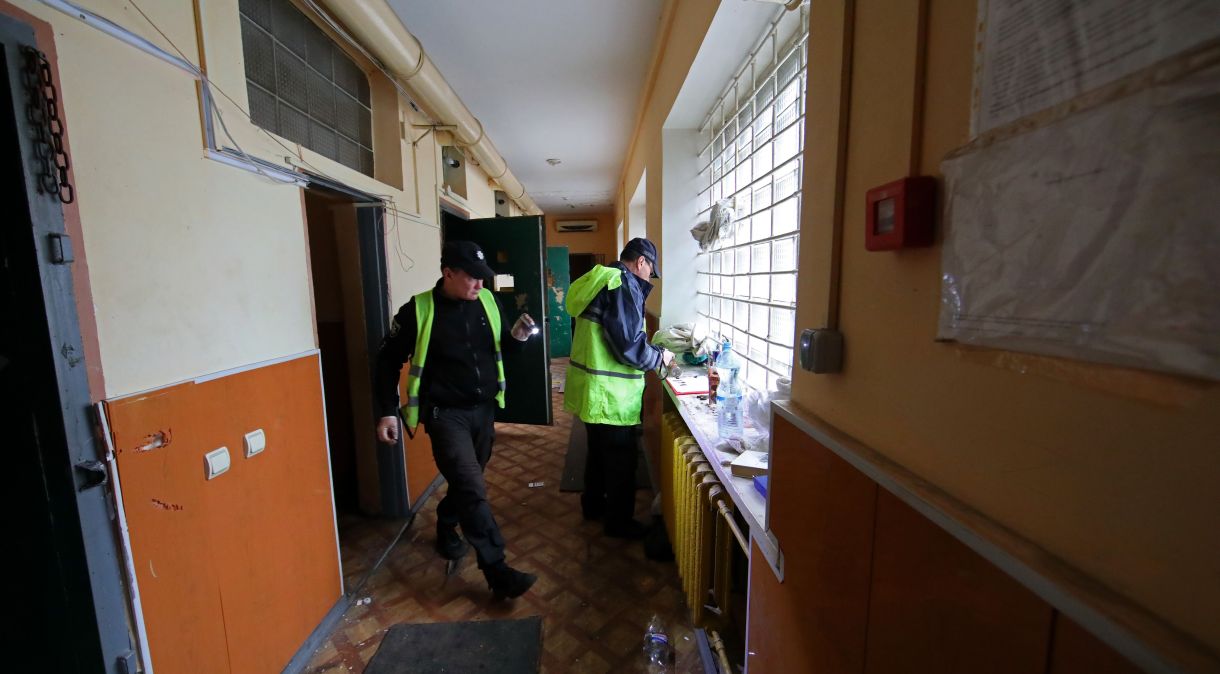 Peritos coletam provas usadas por ocupantes russos para tortura, em Balakliia, na região de Kharkiv, Nordeste da Ucrânia